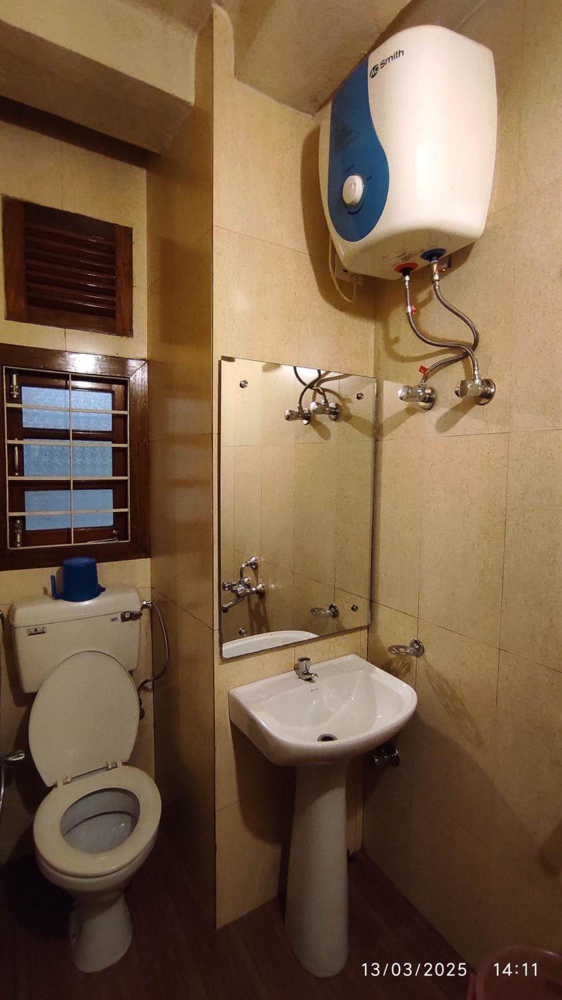 Baba Tourist Lodge Shillong Exteriör bild