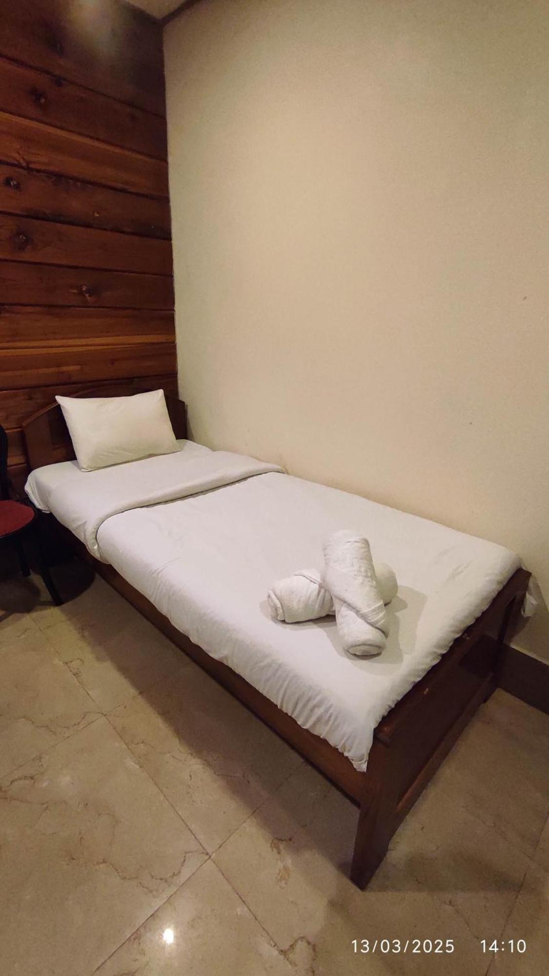 Baba Tourist Lodge Shillong Exteriör bild