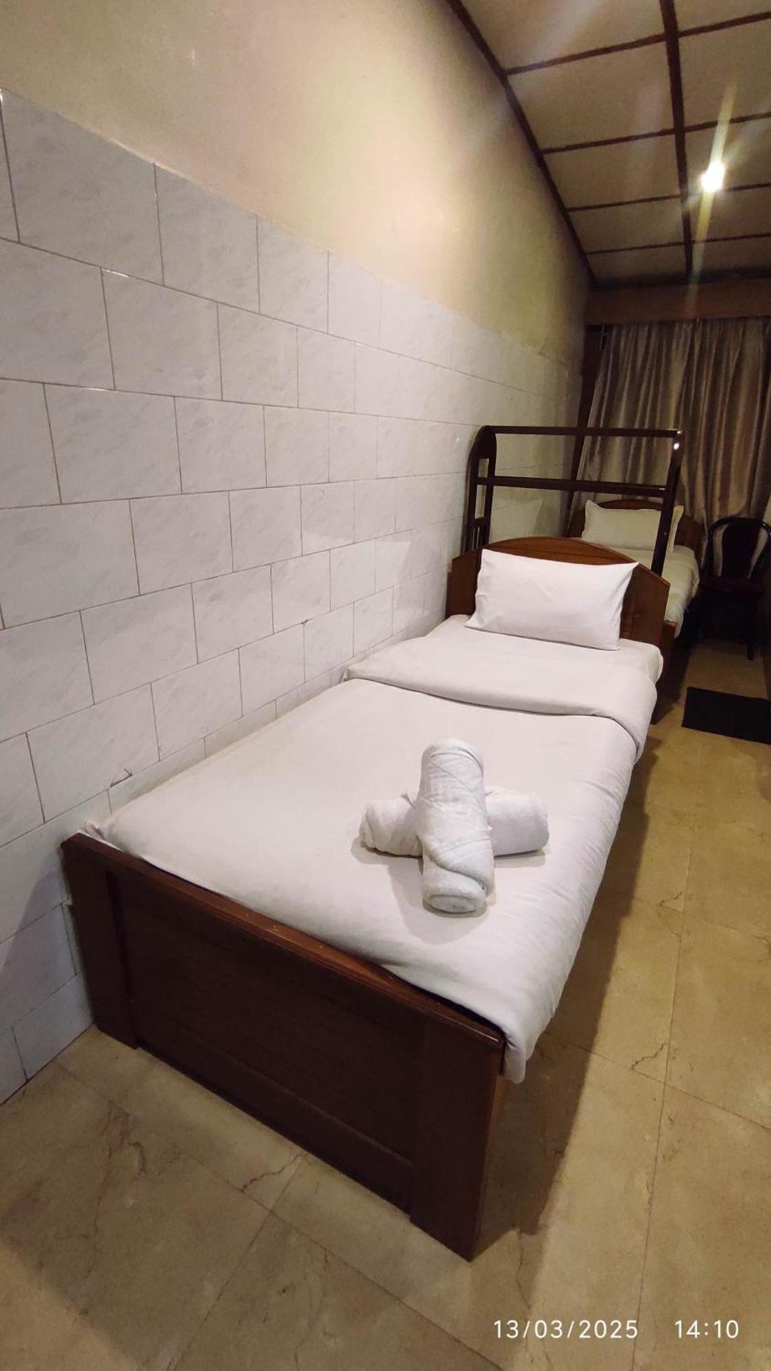 Baba Tourist Lodge Shillong Exteriör bild