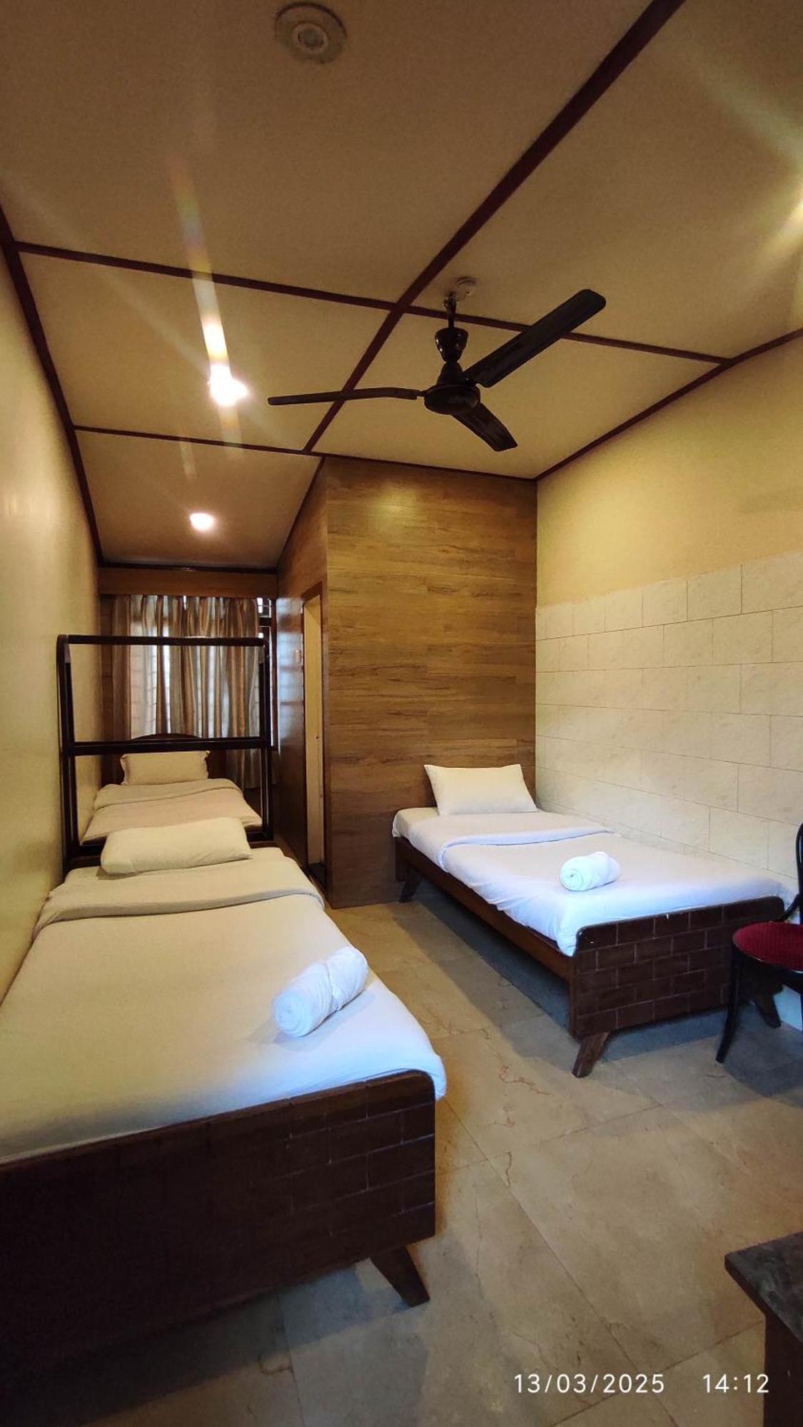 Baba Tourist Lodge Shillong Exteriör bild