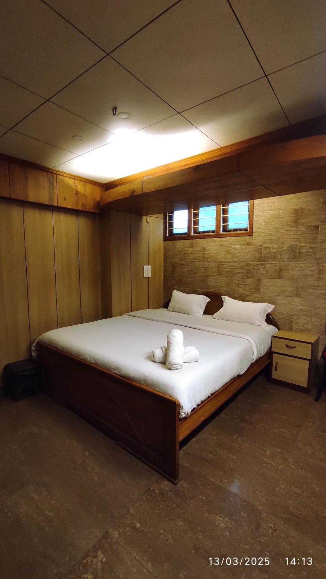Baba Tourist Lodge Shillong Exteriör bild