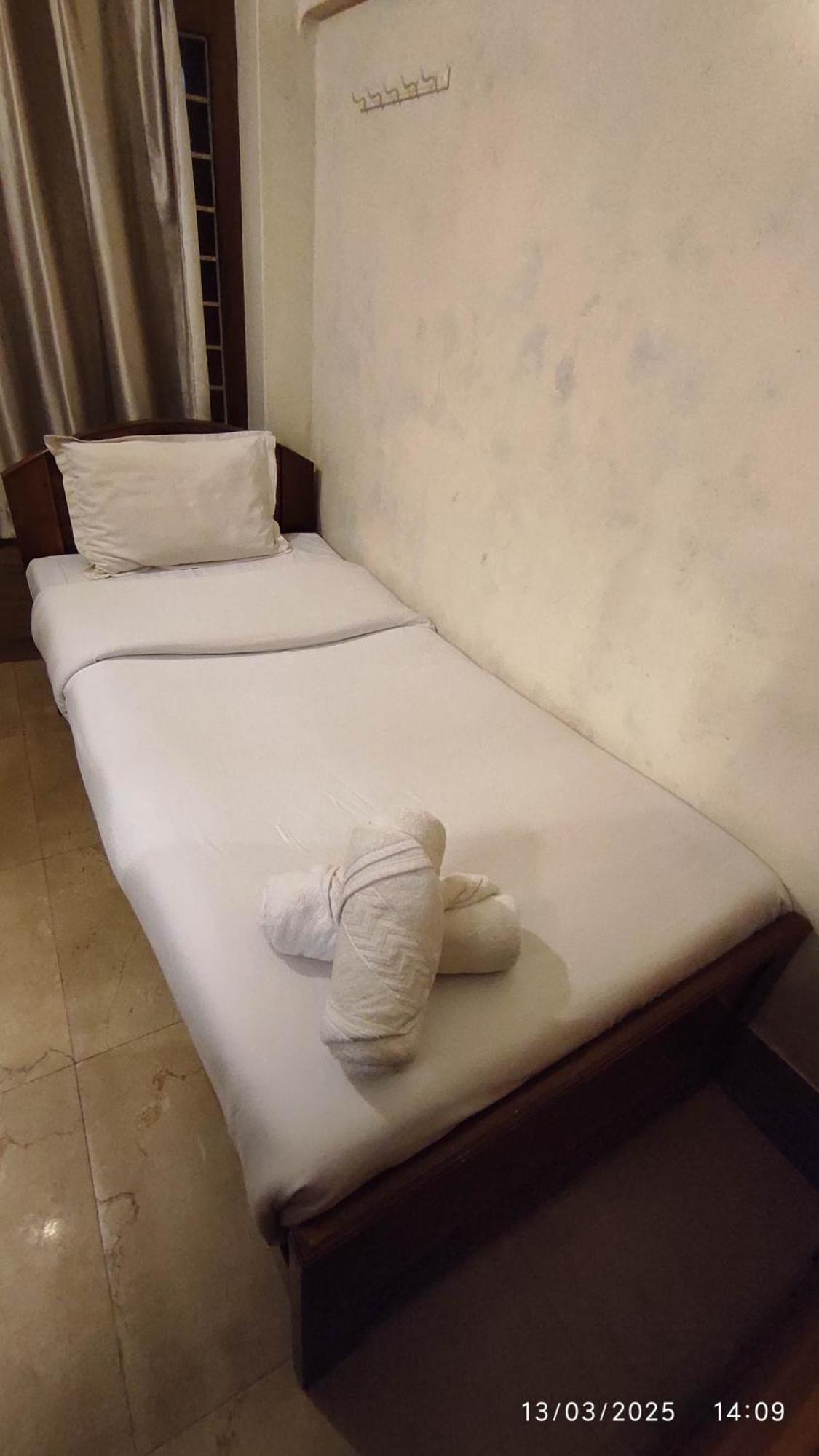 Baba Tourist Lodge Shillong Exteriör bild