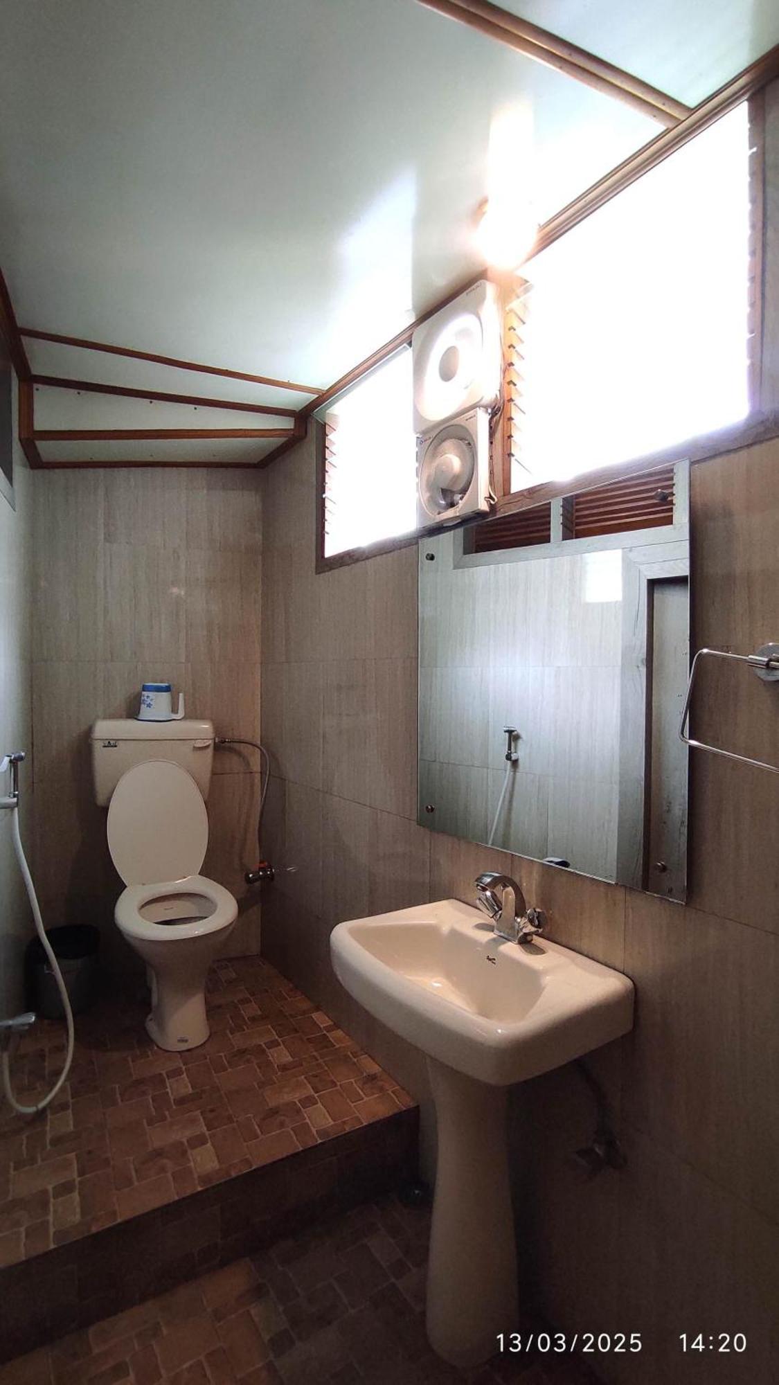 Baba Tourist Lodge Shillong Exteriör bild