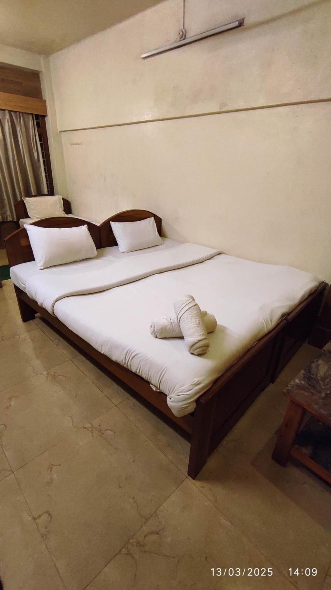 Baba Tourist Lodge Shillong Exteriör bild