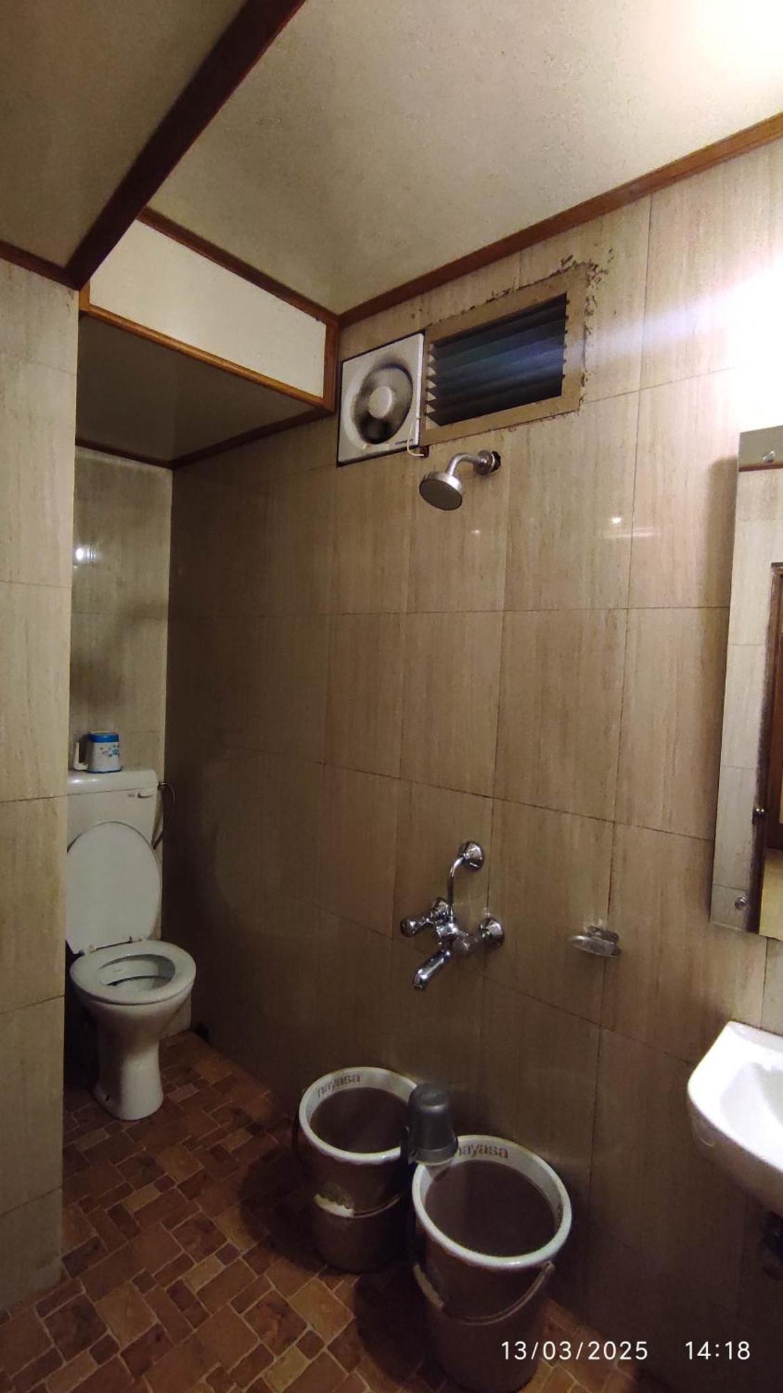Baba Tourist Lodge Shillong Exteriör bild