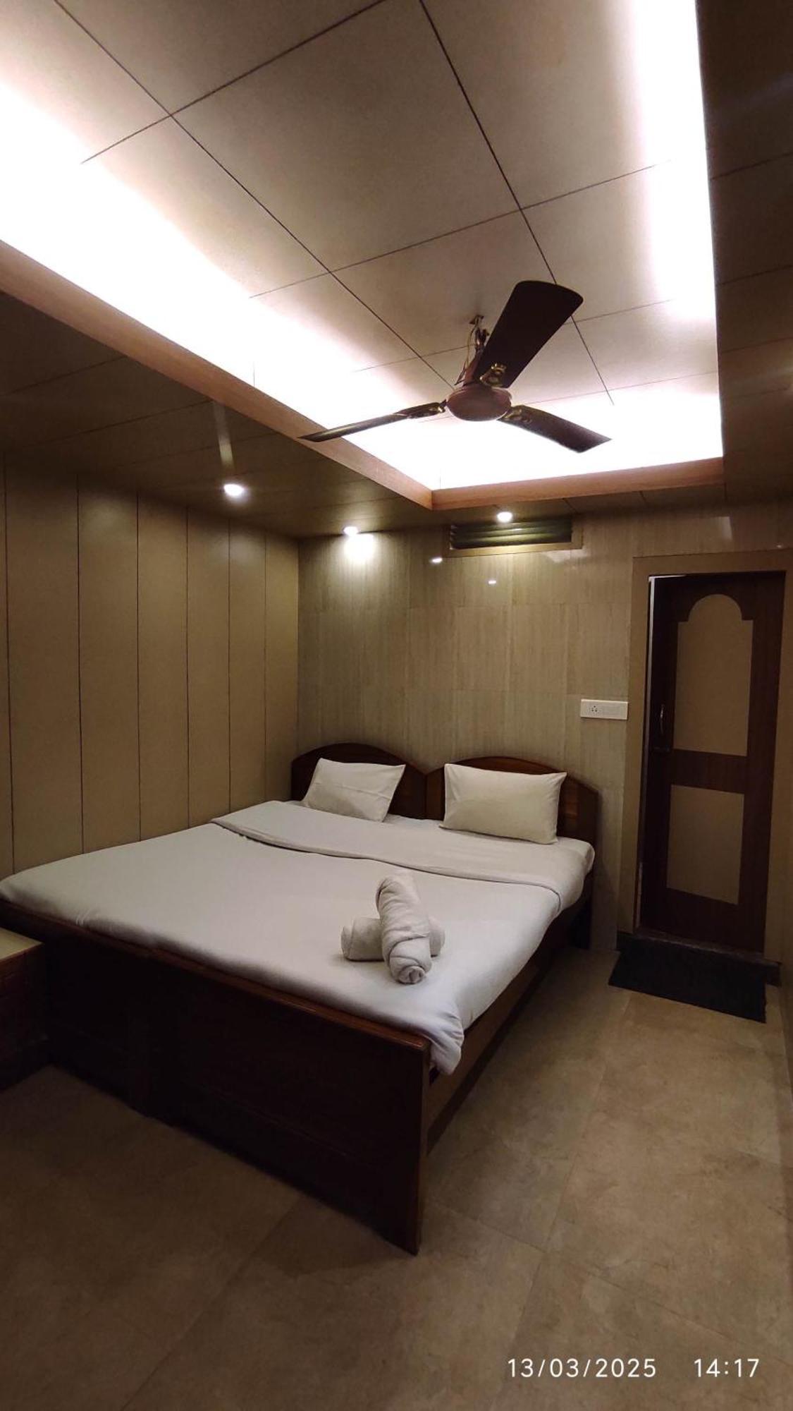 Baba Tourist Lodge Shillong Exteriör bild