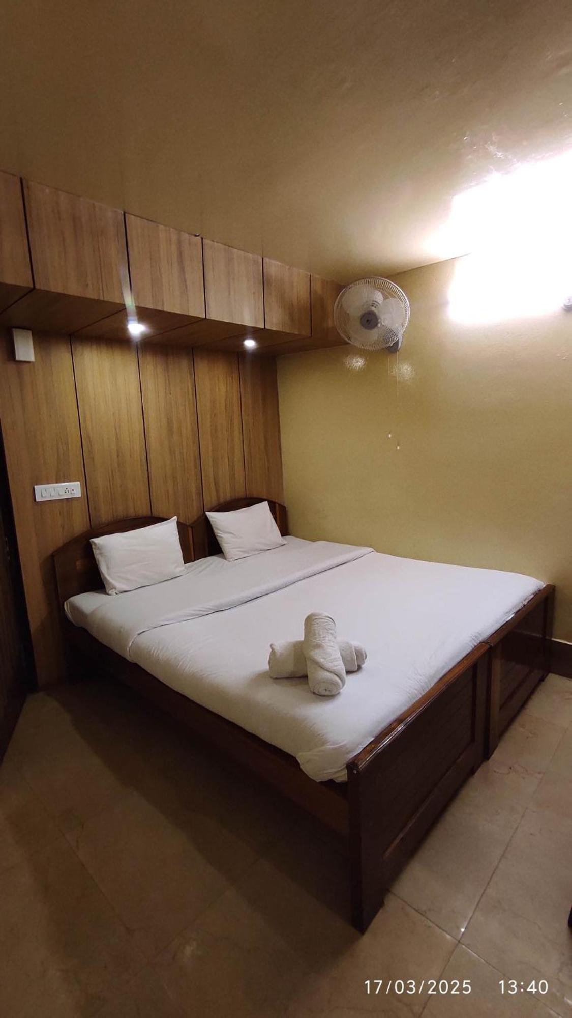 Baba Tourist Lodge Shillong Exteriör bild