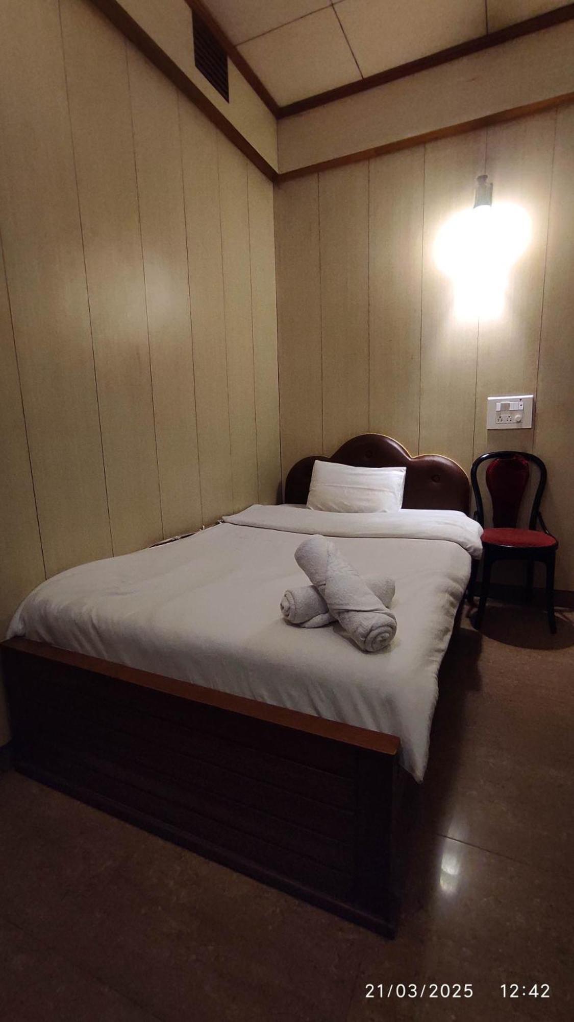 Baba Tourist Lodge Shillong Exteriör bild