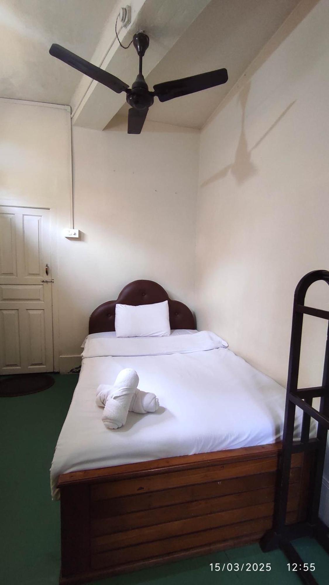 Baba Tourist Lodge Shillong Exteriör bild