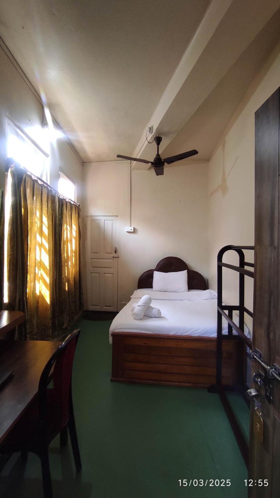 Baba Tourist Lodge Shillong Exteriör bild